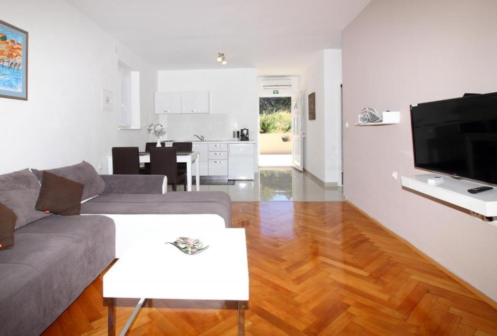 Apartments Dubreta 챠브타트 외부 사진