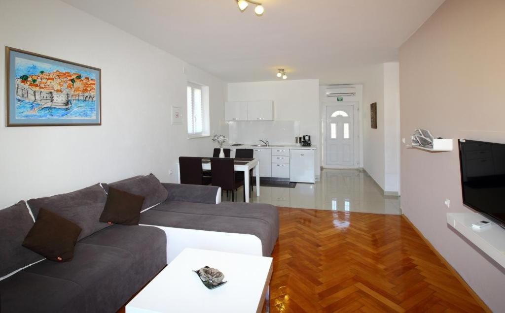 Apartments Dubreta 챠브타트 외부 사진