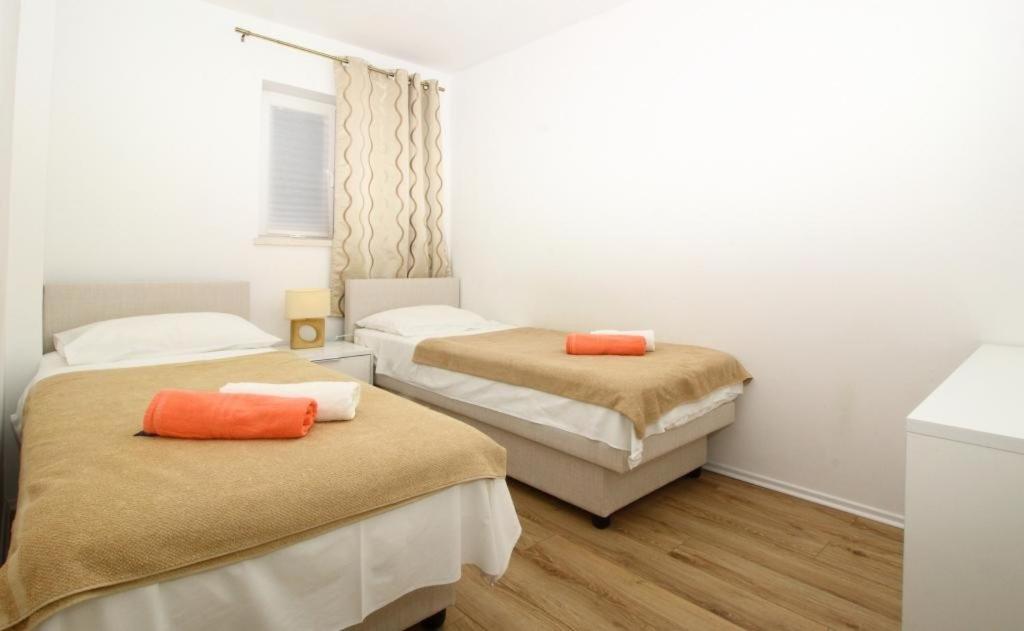 Apartments Dubreta 챠브타트 외부 사진
