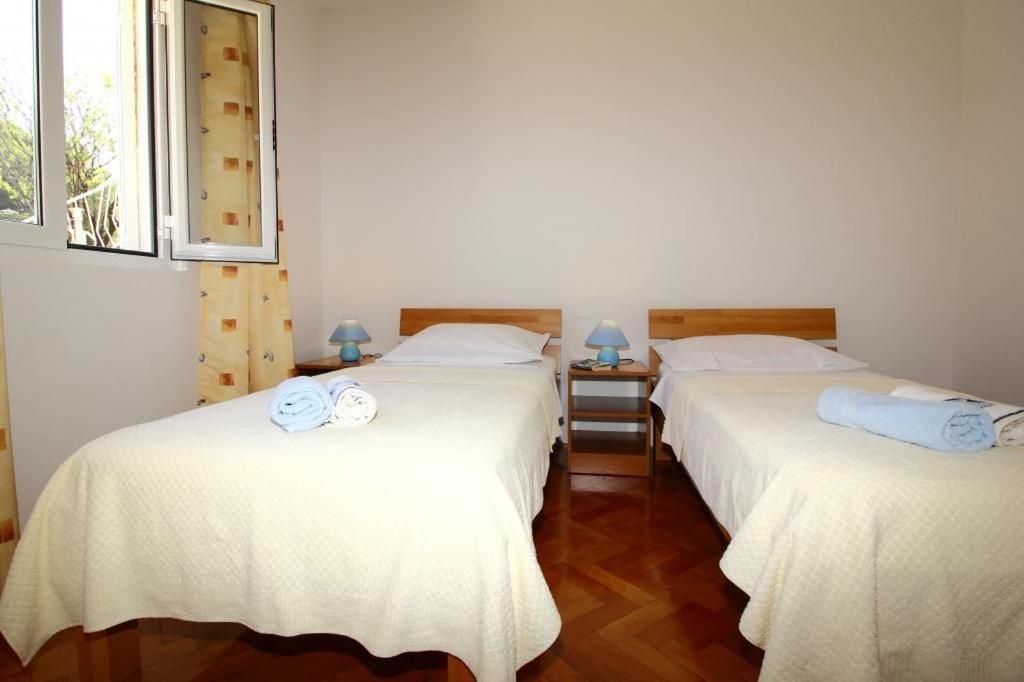 Apartments Dubreta 챠브타트 외부 사진