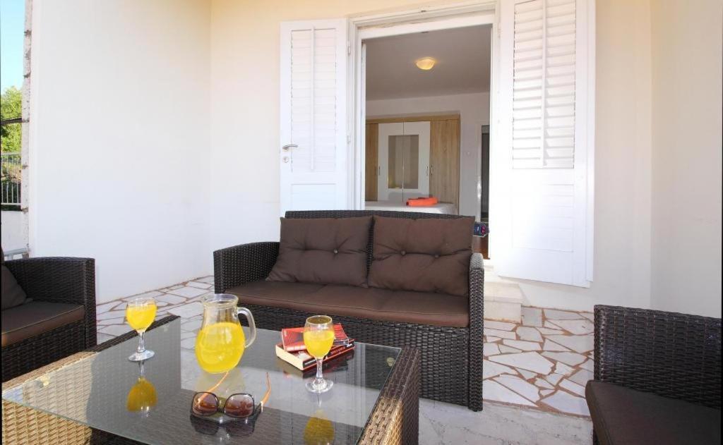 Apartments Dubreta 챠브타트 외부 사진