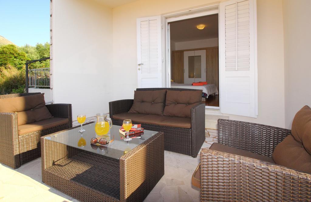 Apartments Dubreta 챠브타트 외부 사진
